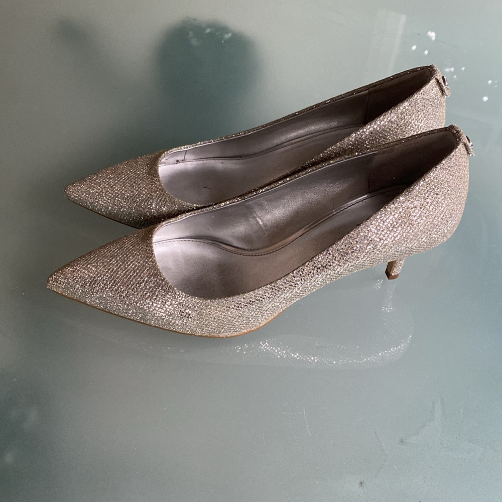 New MICHAEL KORS Flex Silver Lamé Kitten Heel Pump Size 8.5